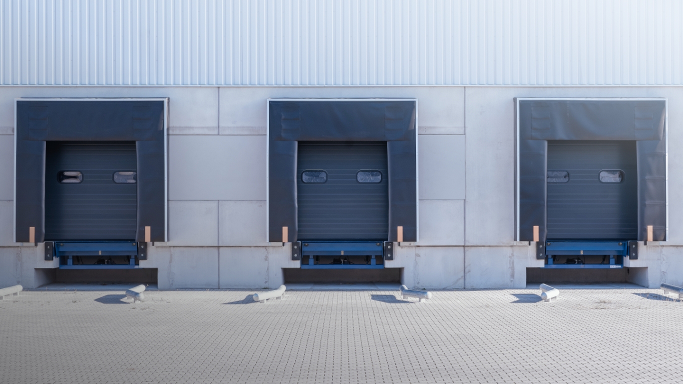 bodega asegurada con seguro empresarial para protección de inmuebles y mercancía